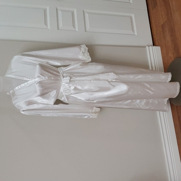 Jones Wear Other - White Satin Robe Med-Lg Jones New York
